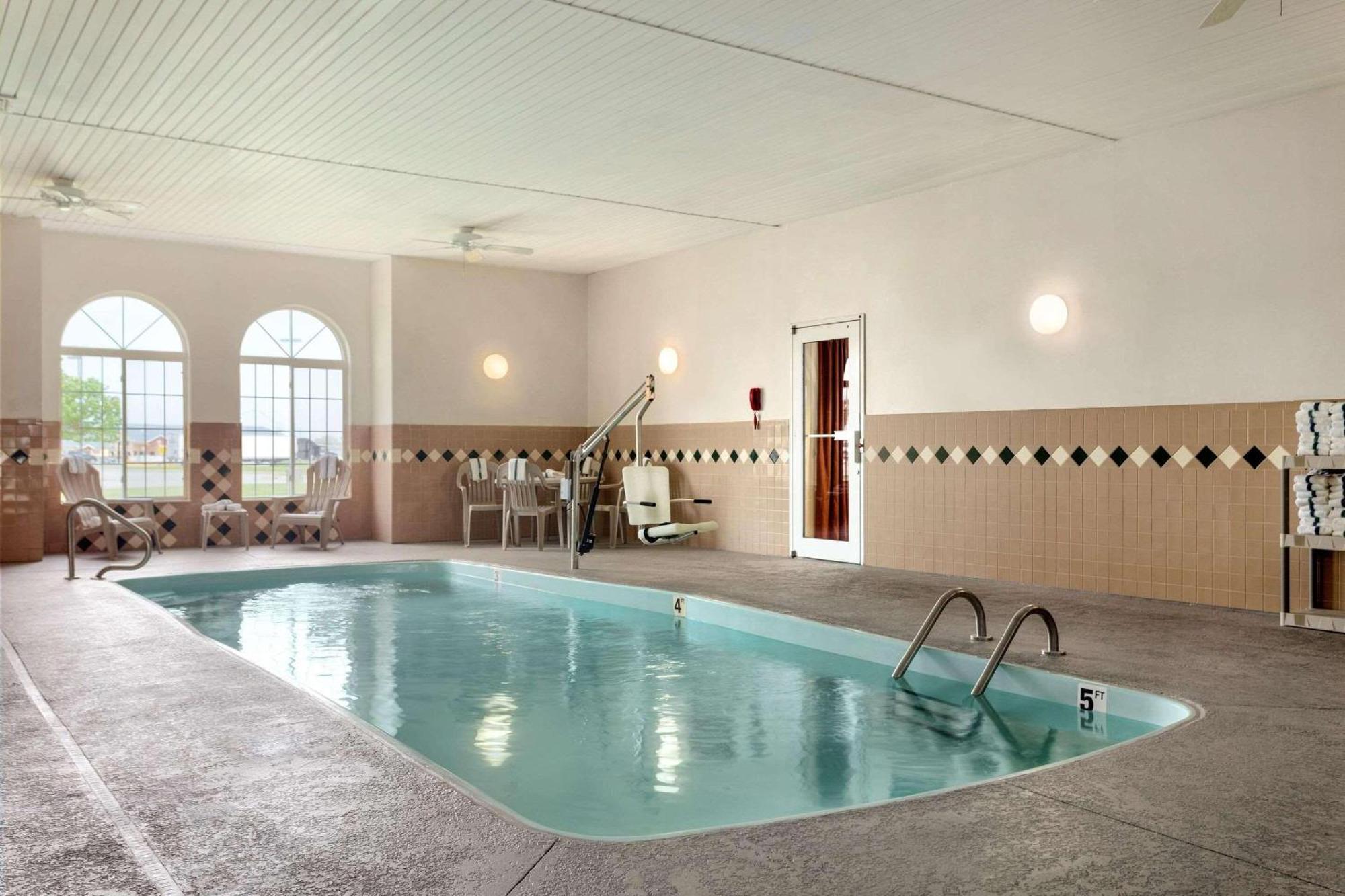 Country Inn & Suites By Radisson, Nevada, Mo エクステリア 写真